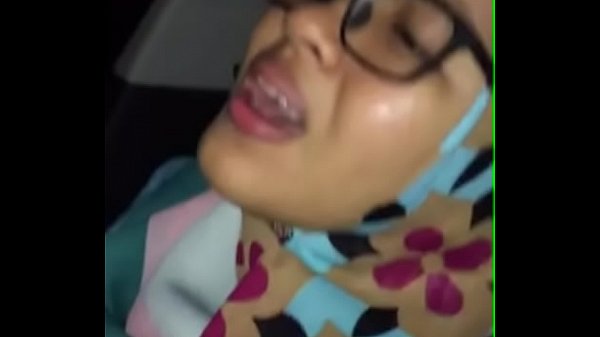 awek melayu tudung kena jolok dengan b dalam kereta