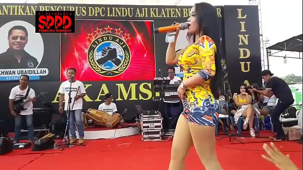 indonesian erotic dance – pretty sintya riske wild dance on stage