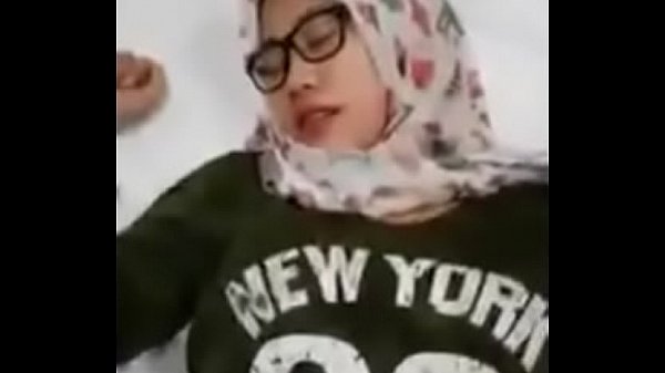 jilbab cantik nyepong di hotel sama selingkuhan