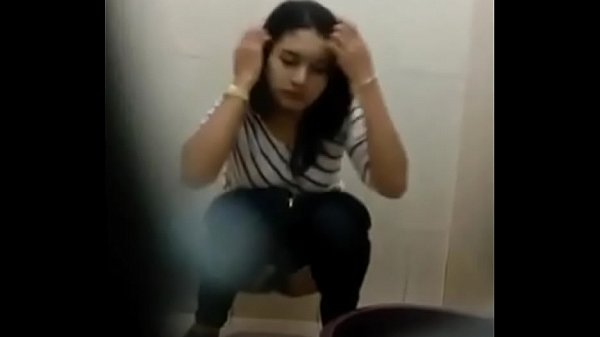 ngintip pegawai bank kencing di toilet part 3