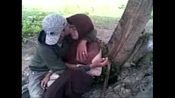 siswi berjilbab asik ciuman di taman.flv