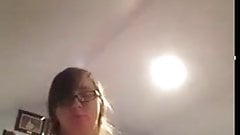 sa meuf emo grassouillette lui fait un strip !