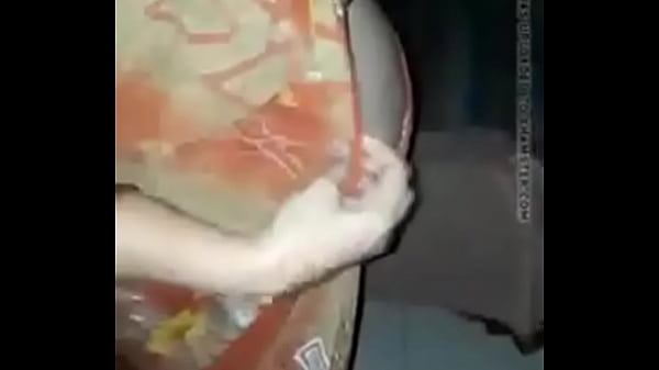 শাড়ী পড়া অবস্থায় ব্লাউসের বোতাম খুলে দুদু গুলা মেয়ের বাসার টিচারের জন্য বের করে দিলো ডলি আন্টি