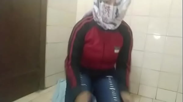 arabian muslim mom العربية الجنس أمي masturbates squirting pussy on live webcam instead of praying”