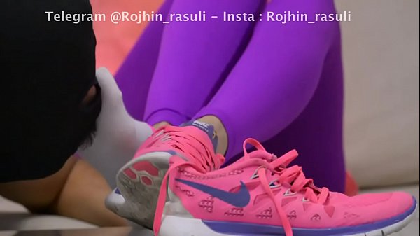 بوسیدن، بوییدن و لیسیدن کفش، جوراب و پاهای میسترس ایرانی