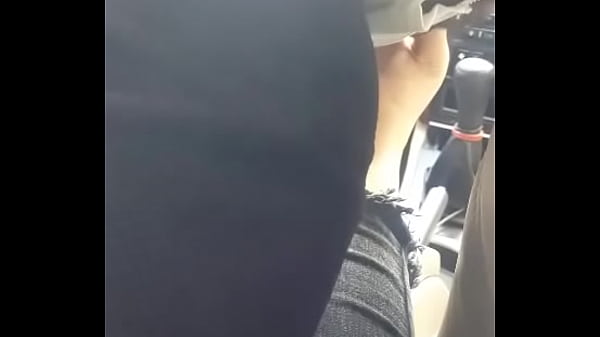 بو کن حیوون، بمک انگشتامو (لیسیدن و بوسیدن پاهای میسترس سمانه در ماشین)