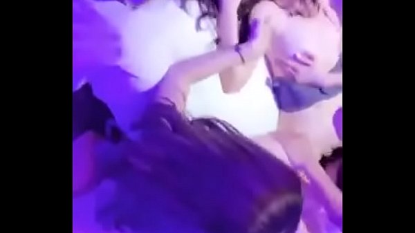 địt tập thể 3 em trong phòng karaoke