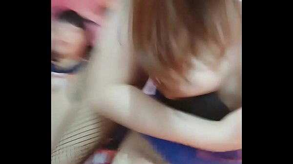 两个姐妹一起玩