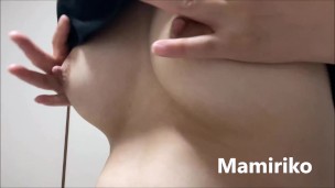 міцно розслабте груди для еротичного грудного молока