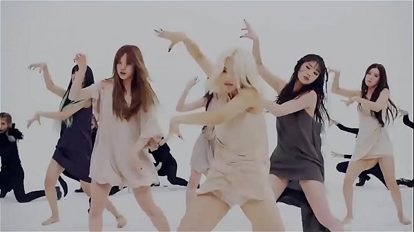 coreana la penetra una polla negra de 20 centimetros hasta hacerla llorar