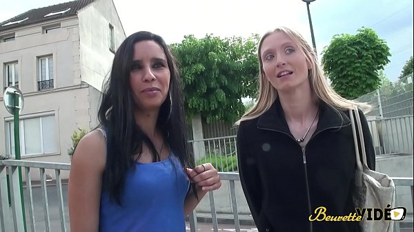 kelly et louna s’amusent avec un gode-ceinture