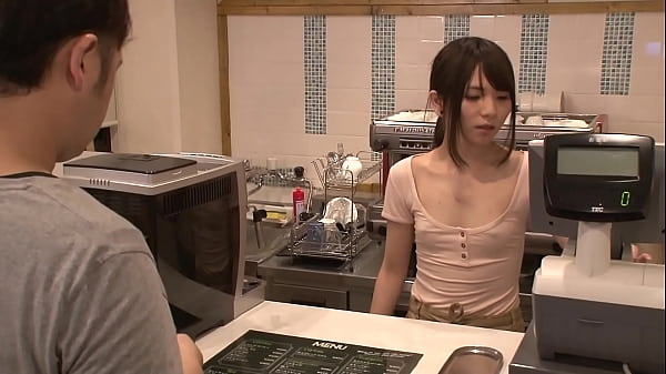 https://bit.ly/3adqvnf　まさかノーブラ！？貧乳美人店員がコリコリに勃った乳首に気付かず働く姿に興奮してしまい… 2　貧乳のくせに胸元の開いた格好の店員。しかし彼女の胸の先端にはポッチが2つ！もう男の目には彼女しか映らない…【パート3】