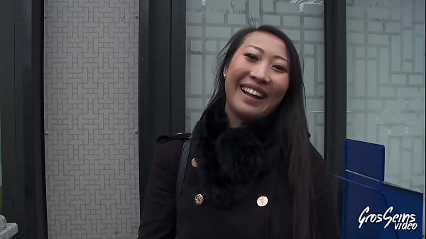 sharon lee, vietnamienne excitée, enchaîne plug et bite dans le cul