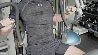 this fitness instructor gives me a comfortable workout.