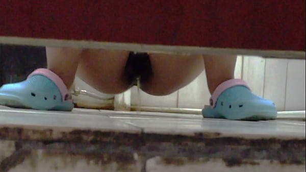 偷拍姐姐上厕所