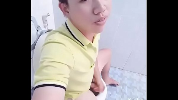 đang đi làm , nứng quá vào wc suck lun