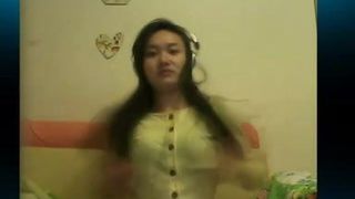 chinese girl plays on cam